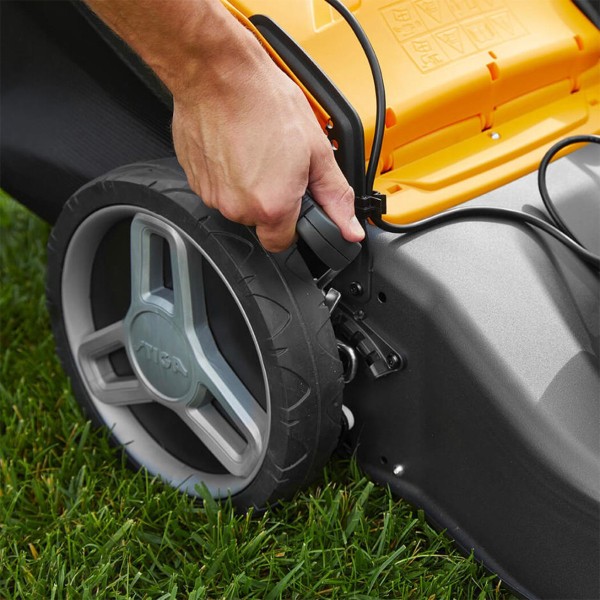 Batteriebetriebener Rasenmäher Stiga Collector 548 S AE Set