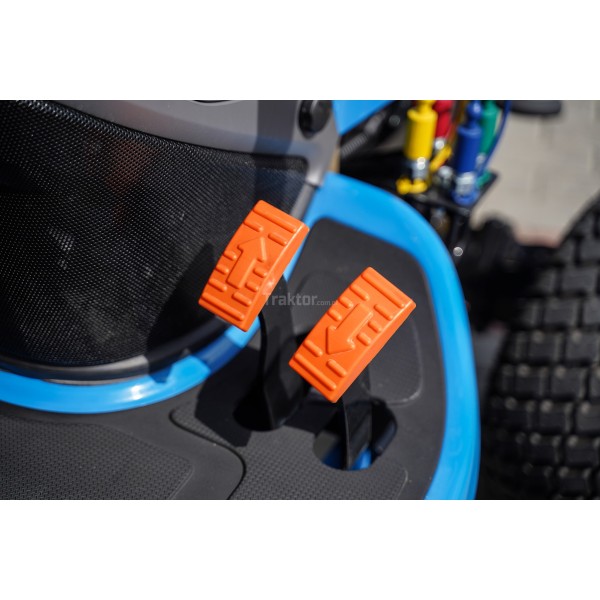 LS Tractor MT1.25 con cortacésped y neumáticos para césped