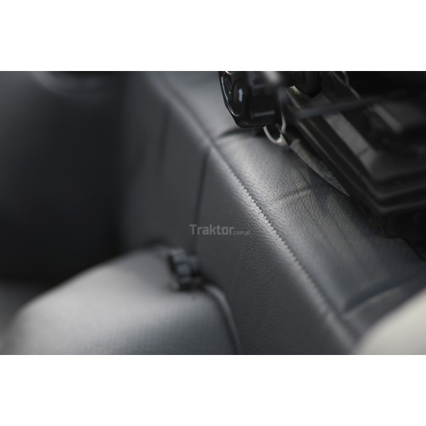 LS Traktor XJ25 HST s kabinou a průmyslovými pneumatikami