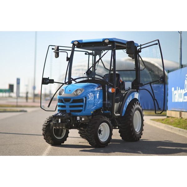 LS Traktor XJ25 HST s kabinou a průmyslovými pneumatikami
