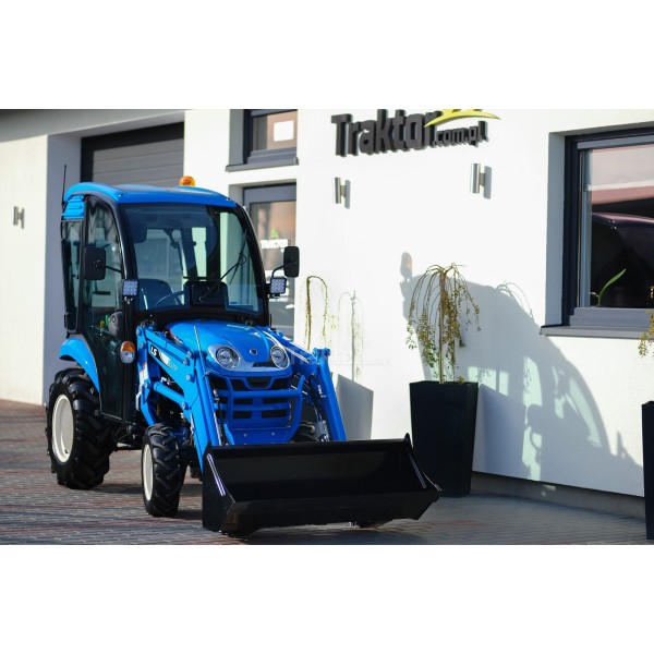 LS Traktor XJ25 MEC s kabínou a čelným nakladačom
