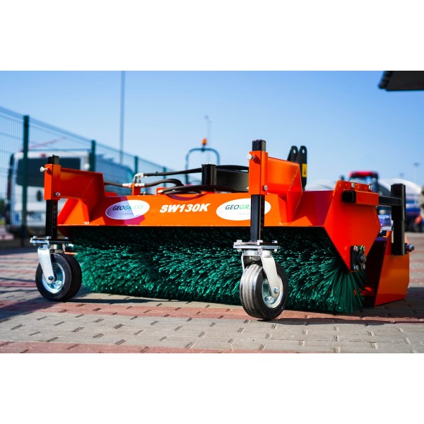 Kehrmaschine SW130 für einen Traktor mit einem Korb Geograss PPN+STAL