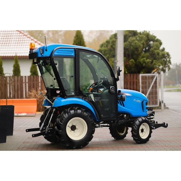 LS Traktor XJ25 MEC s kabinou a předním tříbodovým závěsným systémem 4FARMER
