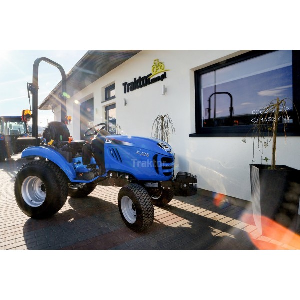 Tractor LS XJ25 MEC con neumáticos para hierba