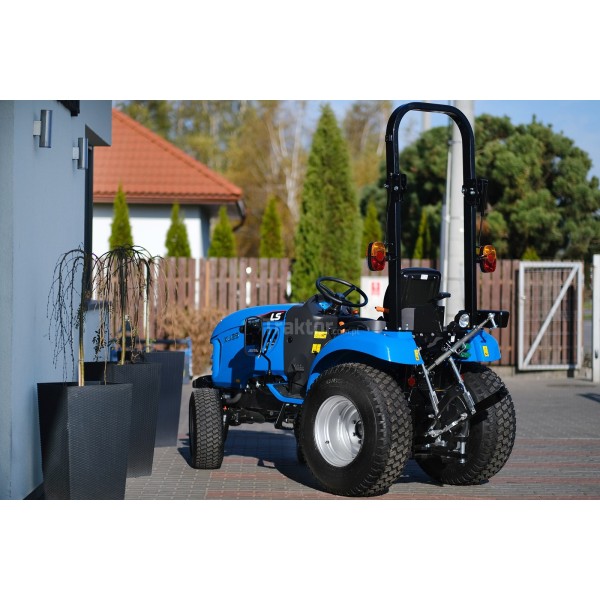 Tractor LS XJ25 MEC con neumáticos para hierba