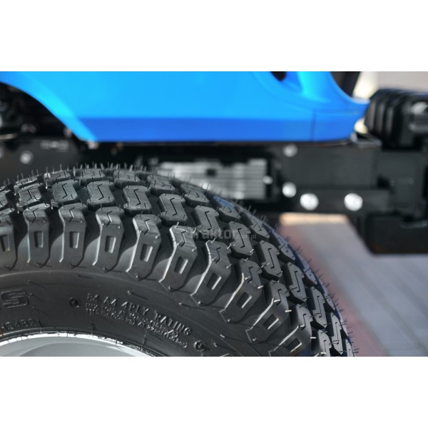 Traktor LS XJ25 MEC s pneumatikami na trávu
