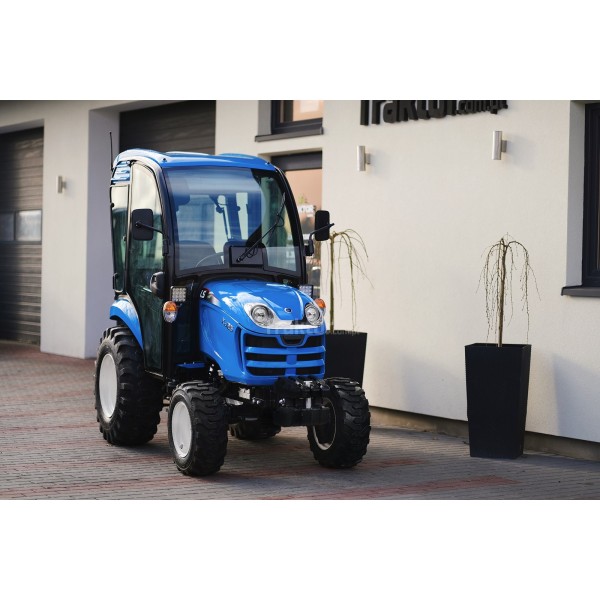 LS Traktor XJ25 MEC s kabinou a průmyslovými pneumatikami