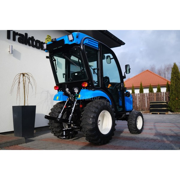 LS Traktor XJ25 MEC s kabinou a průmyslovými pneumatikami