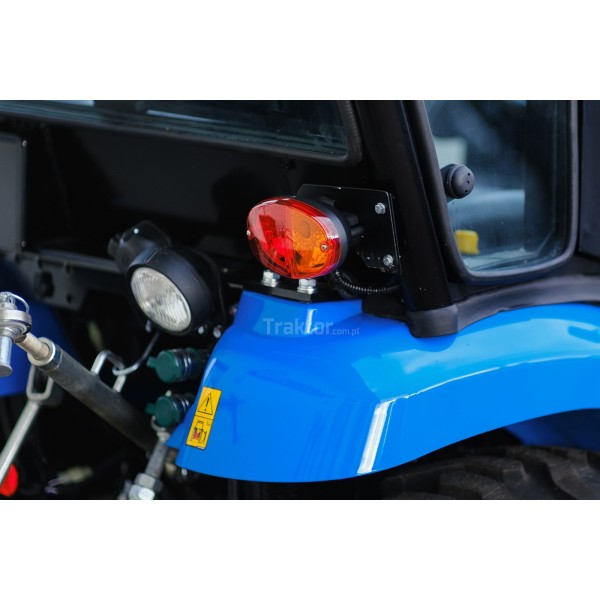 LS Traktor XJ25 MEC s kabinou a průmyslovými pneumatikami