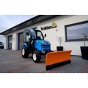 LS Traktor XJ25 MEC s kabinou, průmyslovými pneumatikami a sněžným pluhem
