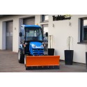 Tractor LS XJ25 MEC con cabina, neumáticos industriales y quitanieves