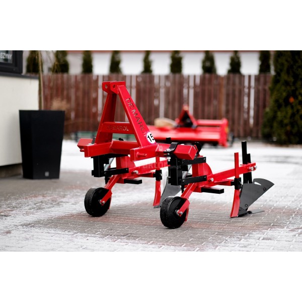Demarol 2-section single-row cultivator and ridder