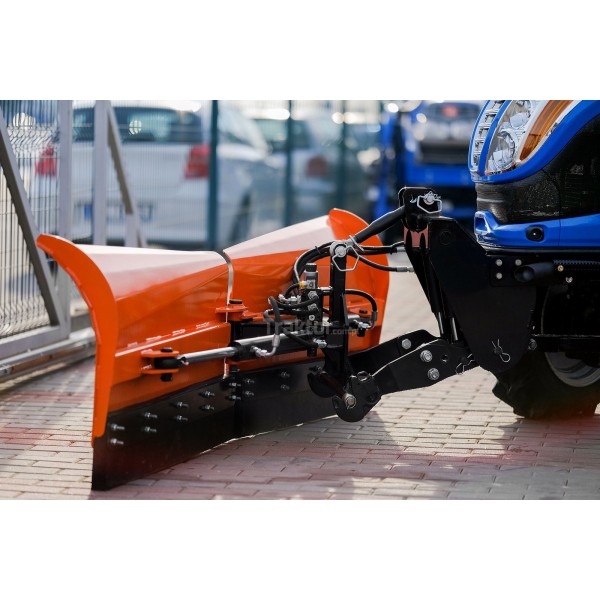 LS-Traktor MT3.35 MEC mit einem hydraulischen 4FARMER-Schneepflug