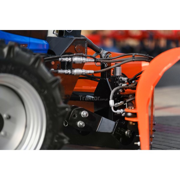 Traktor LS MT3.35 MEC s hydraulickým sněhovým pluhem 4FARMER