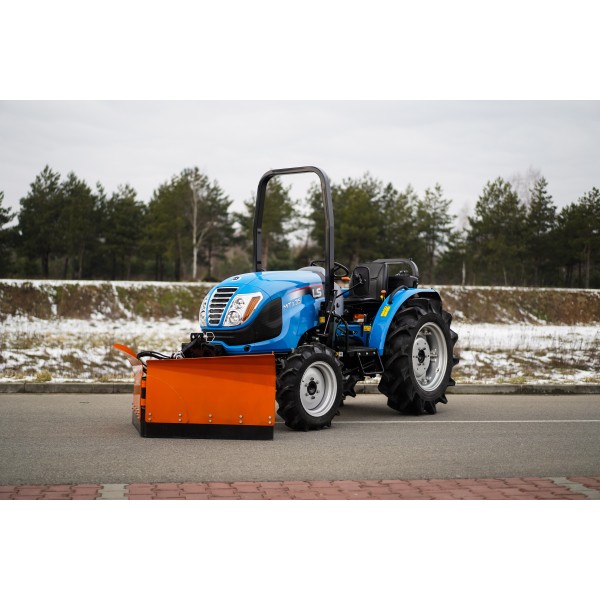 LS-Traktor MT3.35 MEC mit einem hydraulischen 4FARMER-Schneepflug