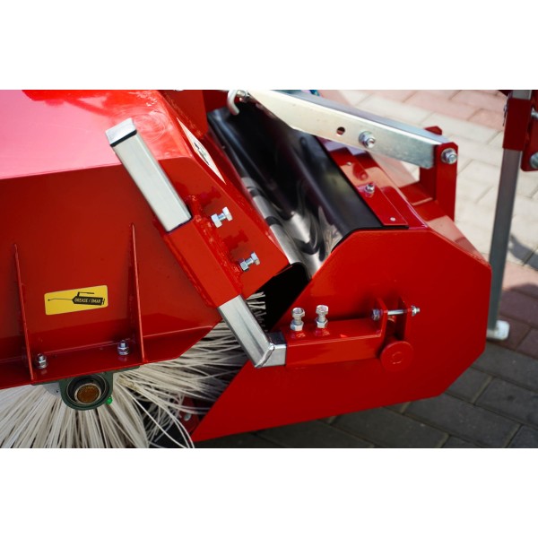 Zamiatarka 150 cm do traktora z koszem i pojemnikiem nawadniającym 4FARMER | Traktor.com.pl