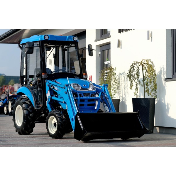 LS Traktor XJ25 MEC s kabínou a čelným nakladačom