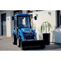 LS Traktor XJ25 HST s kabinou, průmyslovými pneumatikami a čelním nakladačem