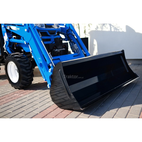 LS Traktor XJ25 HST s kabínou, priemyselnými pneumatikami a čelným nakladačom