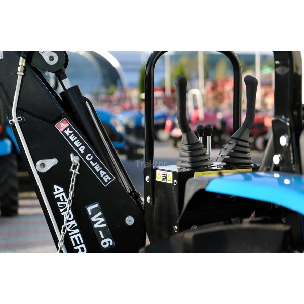 Tracteur LS MT3.50 HST avec chargeur frontal LS et pelle 4FARMER