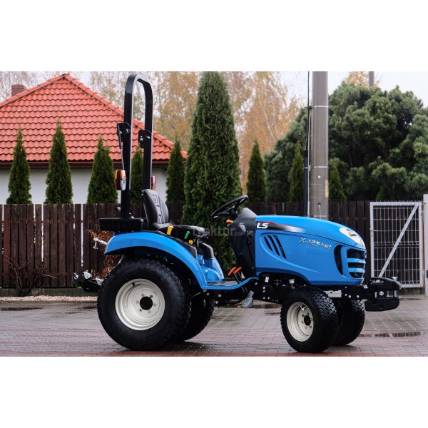 Tractor LS XJ25 HST 4x4 - 24,4 CV con ruedas para césped