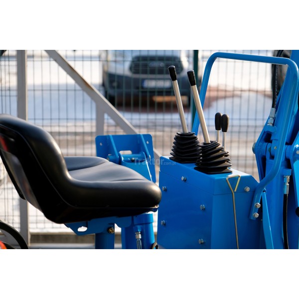 LS Tractor MT3.40 HST con cargador frontal y excavadora