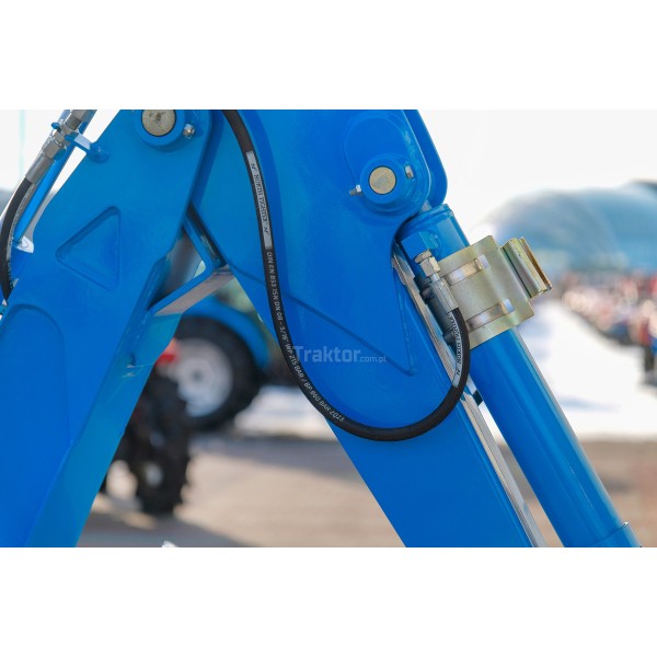LS Tractor MT3.40 HST con cargador frontal y excavadora