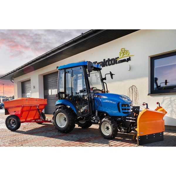 LS-Traktor XJ25 MEC mit Kabine, 4FARMER-Schneepflug und Dexwal-Sandstreuer