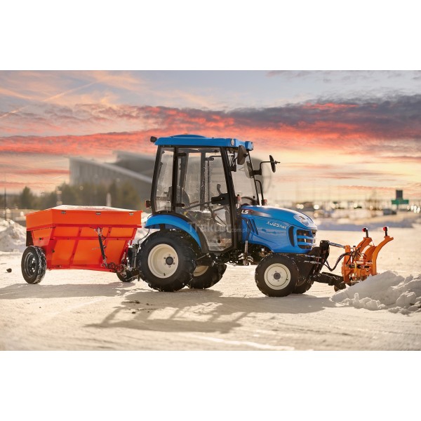 LS-Traktor XJ25 MEC mit Kabine, 4FARMER-Schneepflug und Dexwal-Sandstreuer