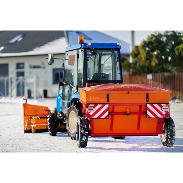 Traktor LS XJ25 MEC s kabínou, snehovým pluhom 4FARMER a posýpačom piesku Dexwal