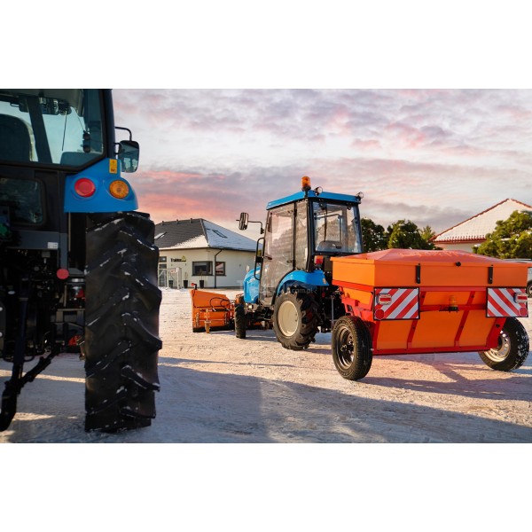 Traktor LS XJ25 MEC s kabinou, sněhovým pluhem 4FARMER a sypačem písku Dexwal