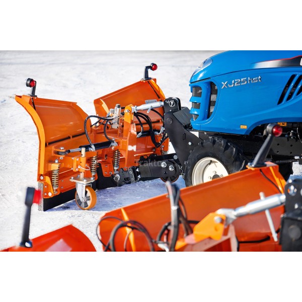 Traktor LS XJ25 MEC s kabínou, snehovým pluhom 4FARMER a posýpačom piesku Dexwal