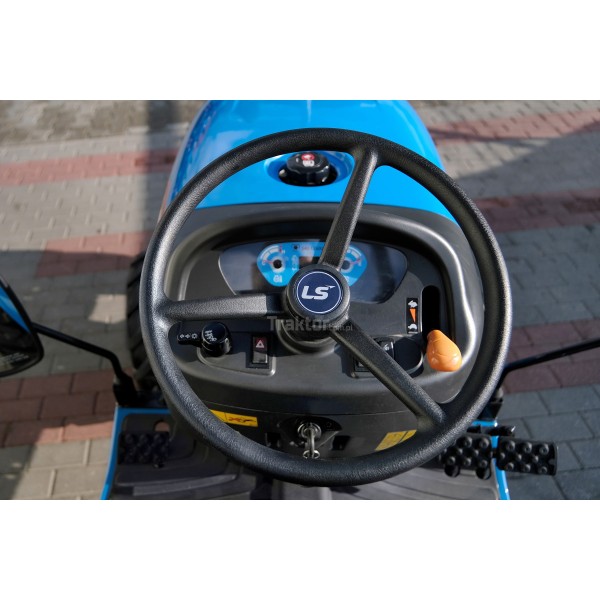 LS Traktor XJ25 MEC s průmyslovými pneumatikami