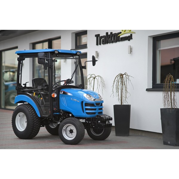 Traktor LS XJ25 HST s kabínou a pneumatikami na trávu