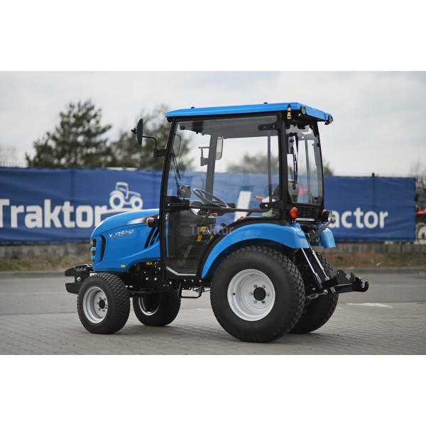 Traktor LS XJ25 HST s kabínou a pneumatikami na trávu