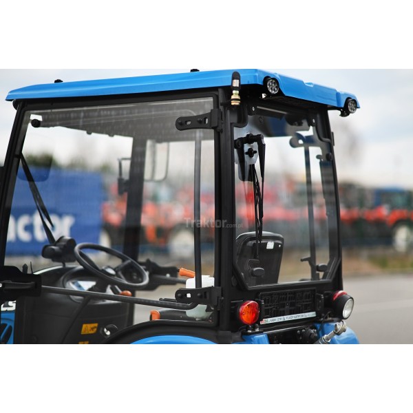 LS Traktor XJ25 HST s kabinou a travními pneumatikami