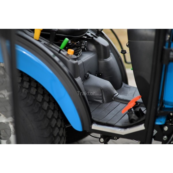 Traktor LS XJ25 HST s kabínou a pneumatikami na trávu