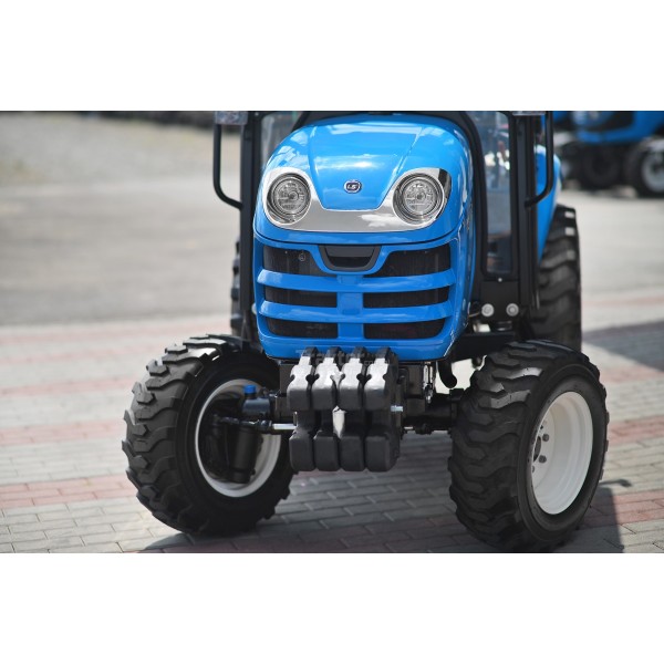 LS Traktor XJ25 MEC s kabinou a průmyslovými pneumatikami