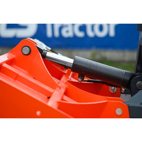 Traktor LS XU6168 s pluhem a rozmetadlem | cena | podrobnosti |
