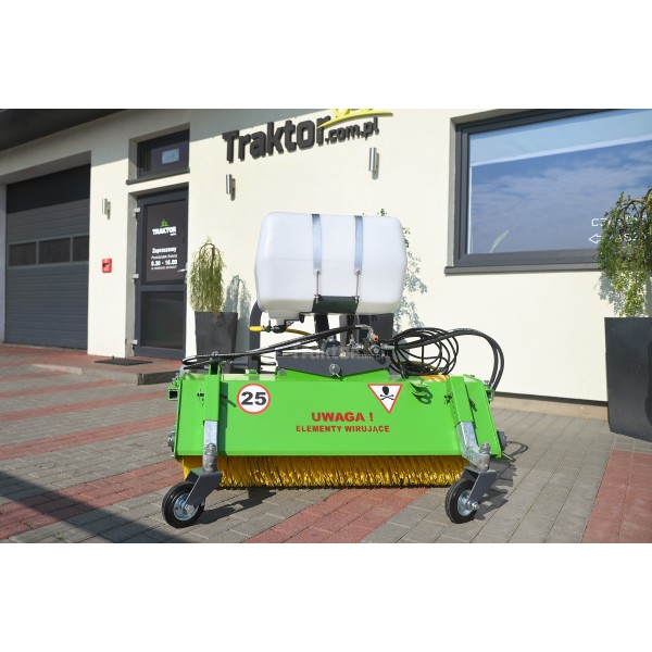 Hydraulický traktorový zametací stroj 150 cm s košem a nádobou na zalévání