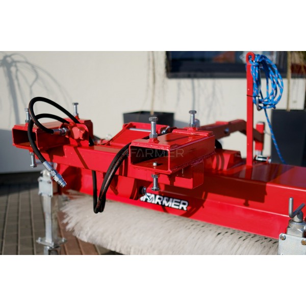 150 cm Kehrmaschine mit 4FARMER-Korb