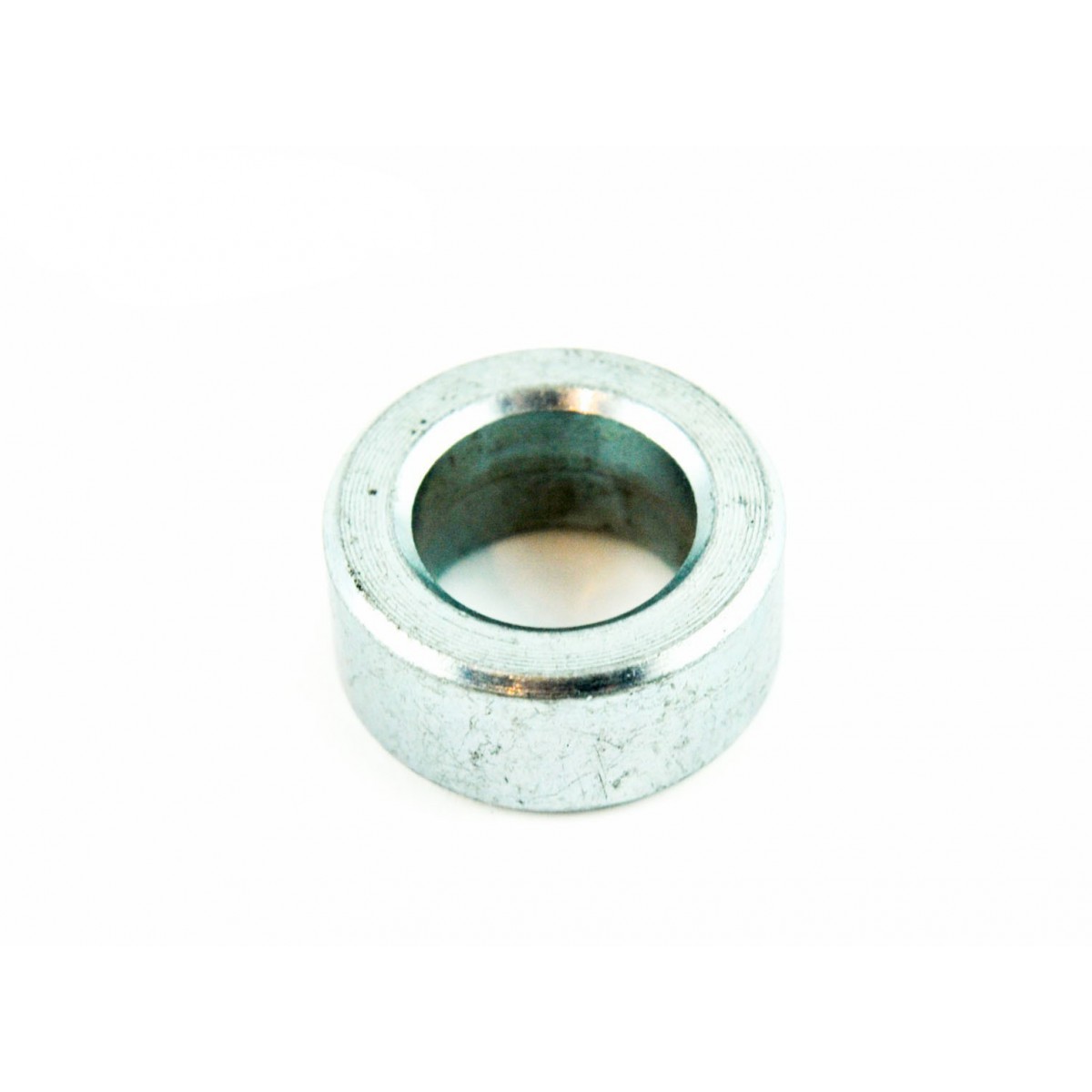 Spacer for mower blades on the M16 bolt