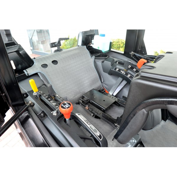 Kabína na traktor Kubota B2, B2741