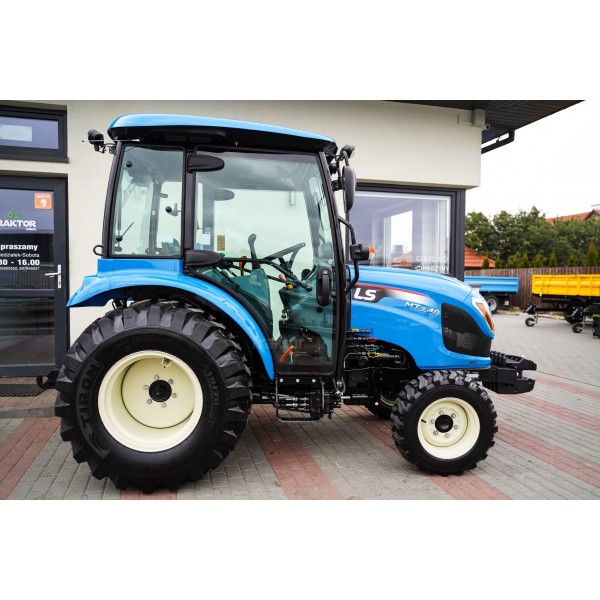 LS Traktor MT3.40 MEC s kabinou a průmyslovými pneumatikami