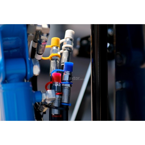 Cargador frontal LS LL4104 para tractores LS MT3.50 y LS MT3.60