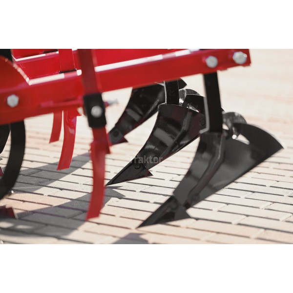 3-section, two-row DEMAROL cultivator and filler
