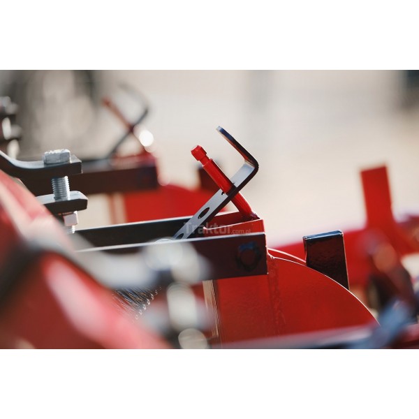 3-section, two-row DEMAROL cultivator and filler