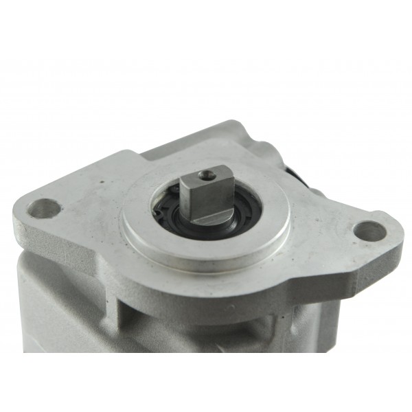 Pompa hydrauliczna / Kubota B2420 / B2410 / B7500 / B7510 / B7610 / 6-15-105-15 | Traktor.com.pl