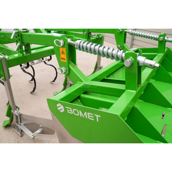 U865/9 potato ridger with Noctu Bomet profiling attachment
