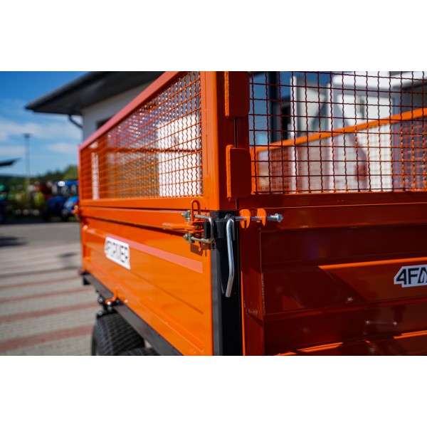 Dvounápravový zemědělský přívěs 2,5T se sklápěcí korbou a síťovými nástavbami 4FARMER | Traktor.com.pl